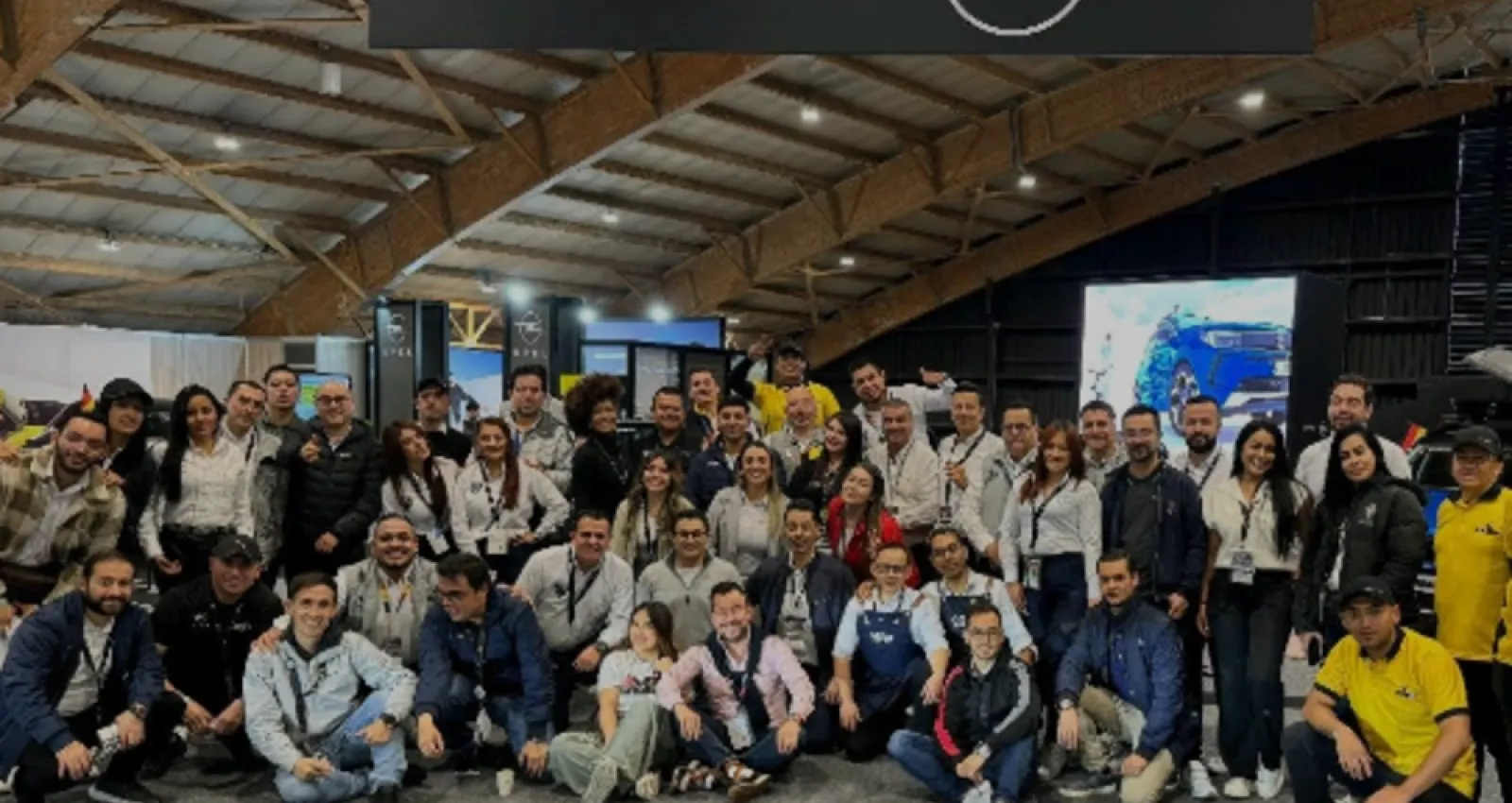 Varias personas sentadas para una foto