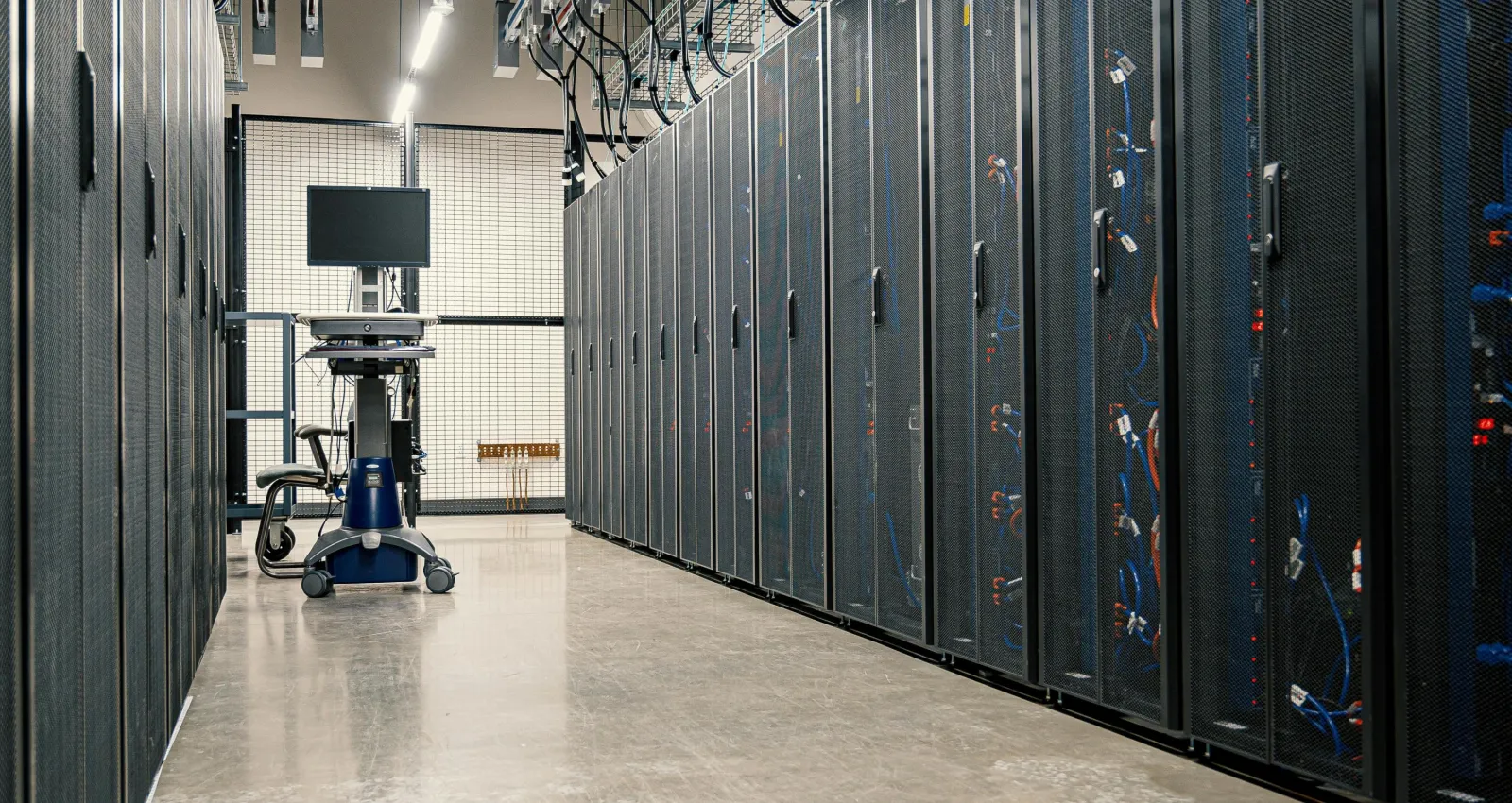 Fotografía de un centro de datos con computadores grises