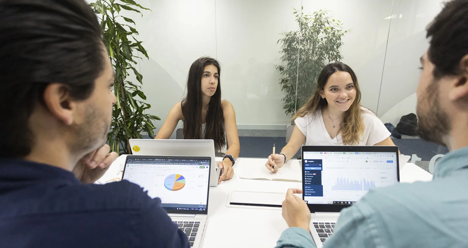 Varias personas reunidas en una sala