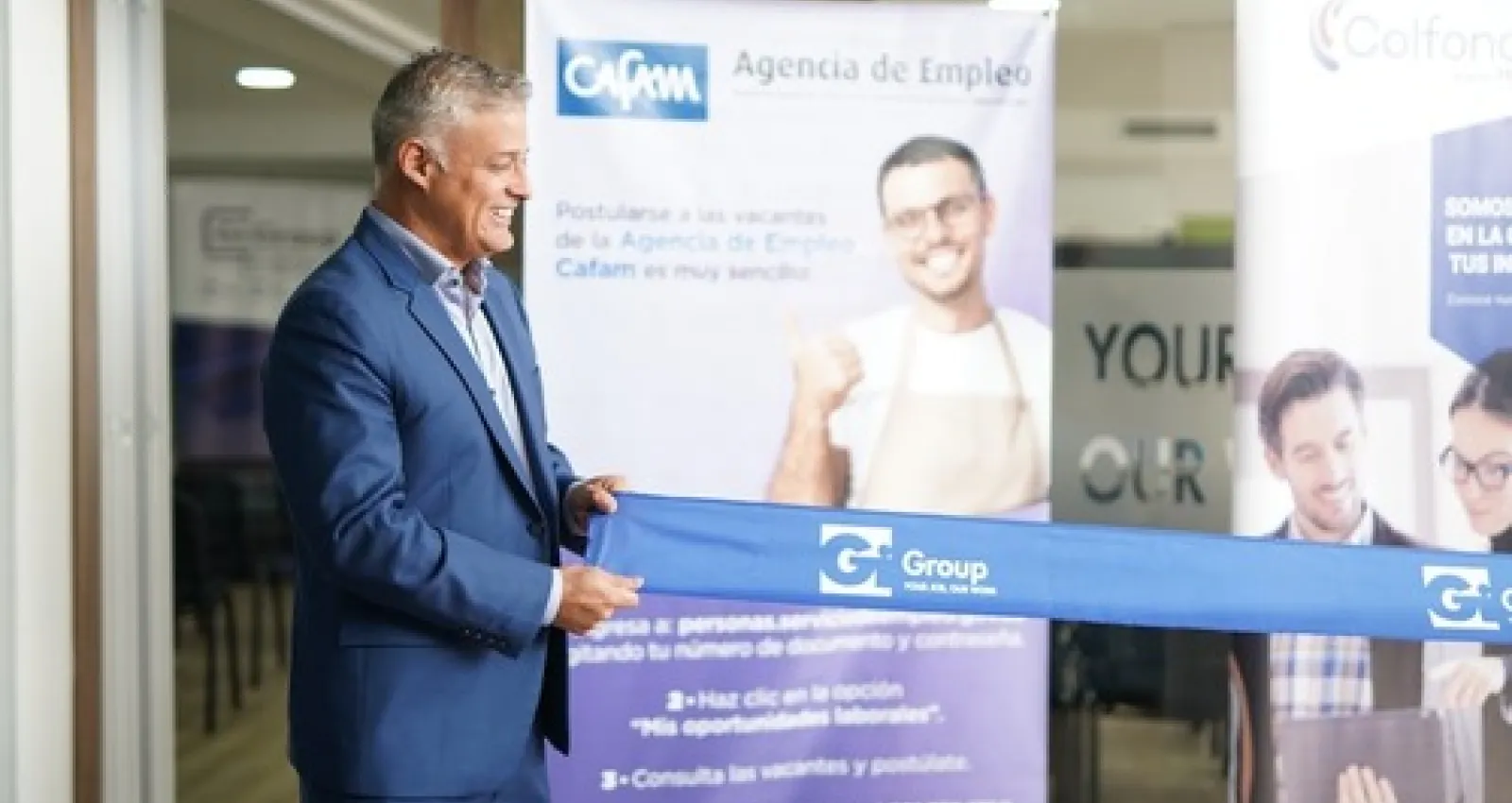 Hombre inaugurando una tienda