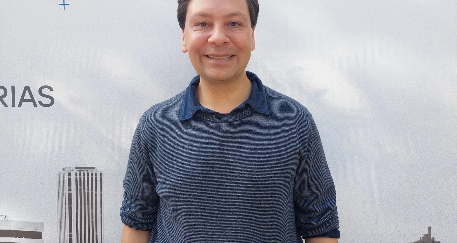 Foto de una persona sonriendo a la cámara