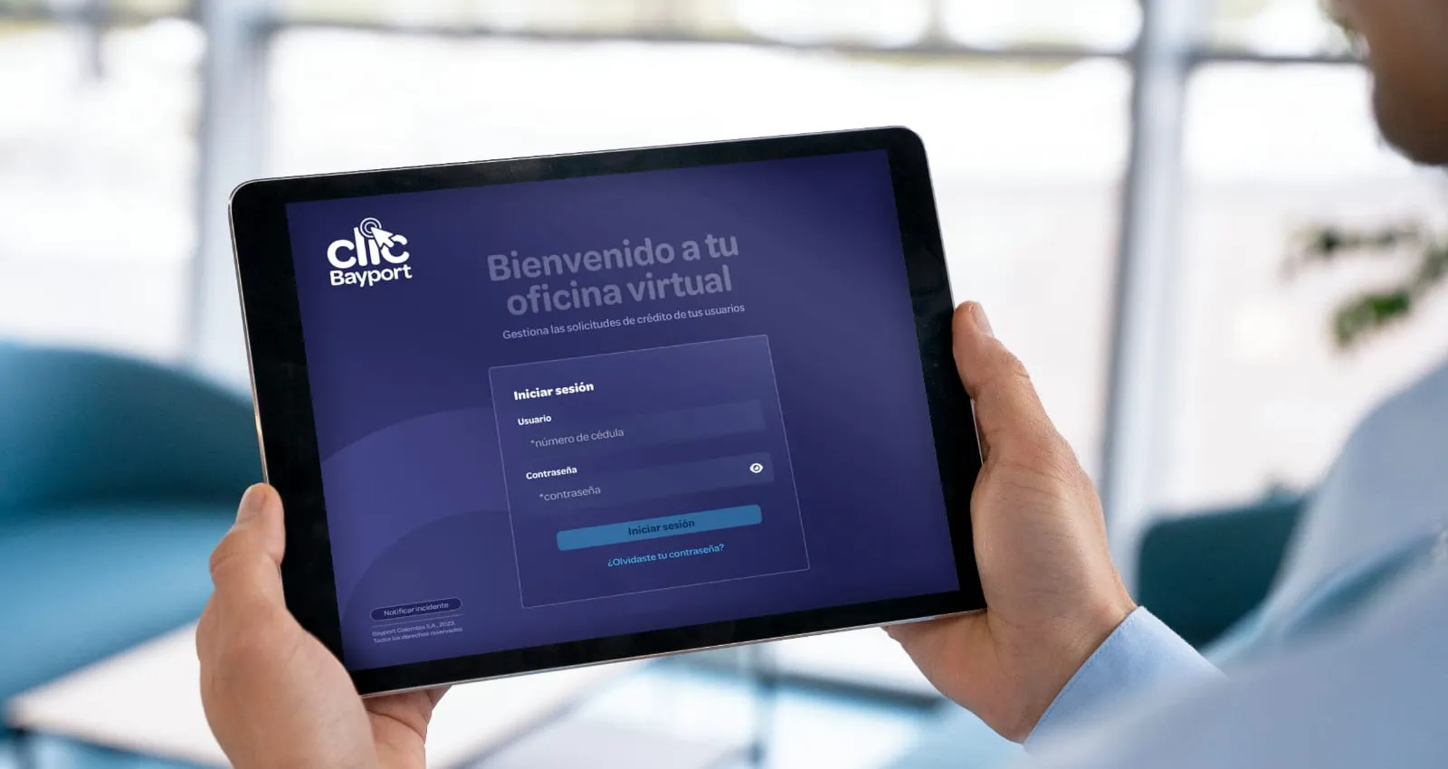 Foto de una persona mirando la tablet mientras la sostiene con ambas manos