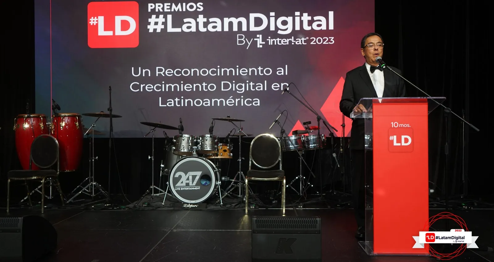 Foto de hombre presentando en los premios Interlat