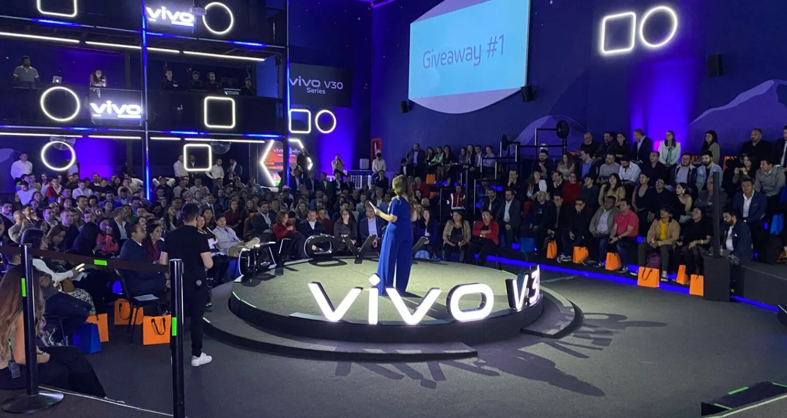 Foto de presentación de celulares V30 y V30 Lite