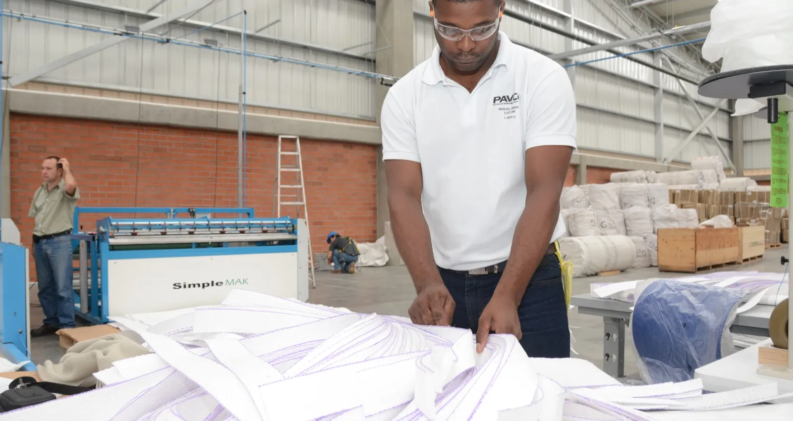 Hombre trabajando en fábrica de PAVCO