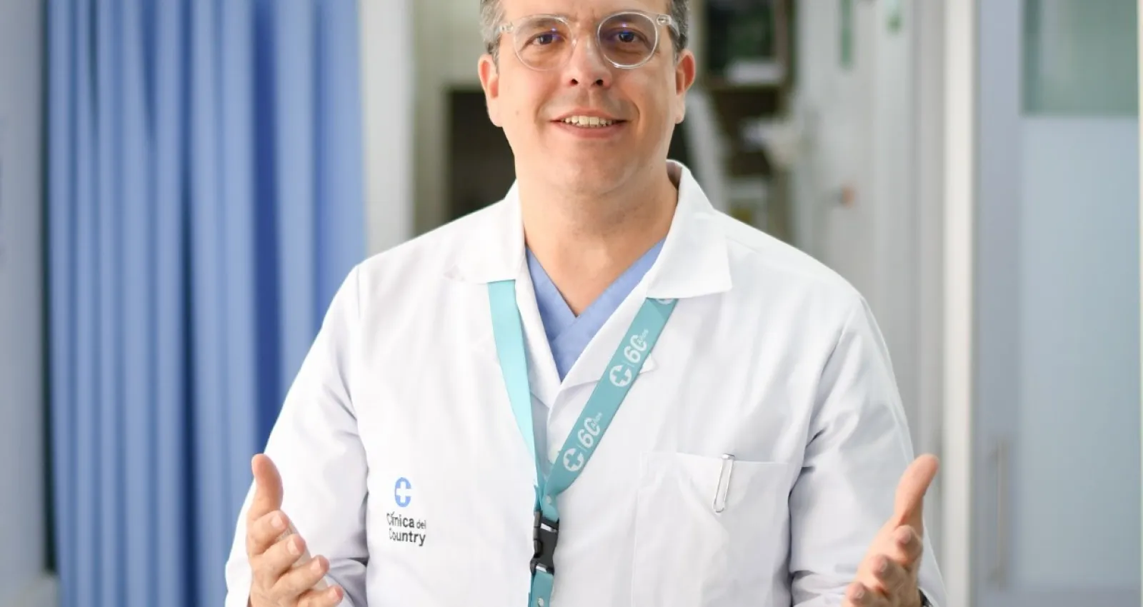 Foto del Doctor Alejandro Concha, Jefe del Servicio de Gastroenterología de la Clínica La Colina.