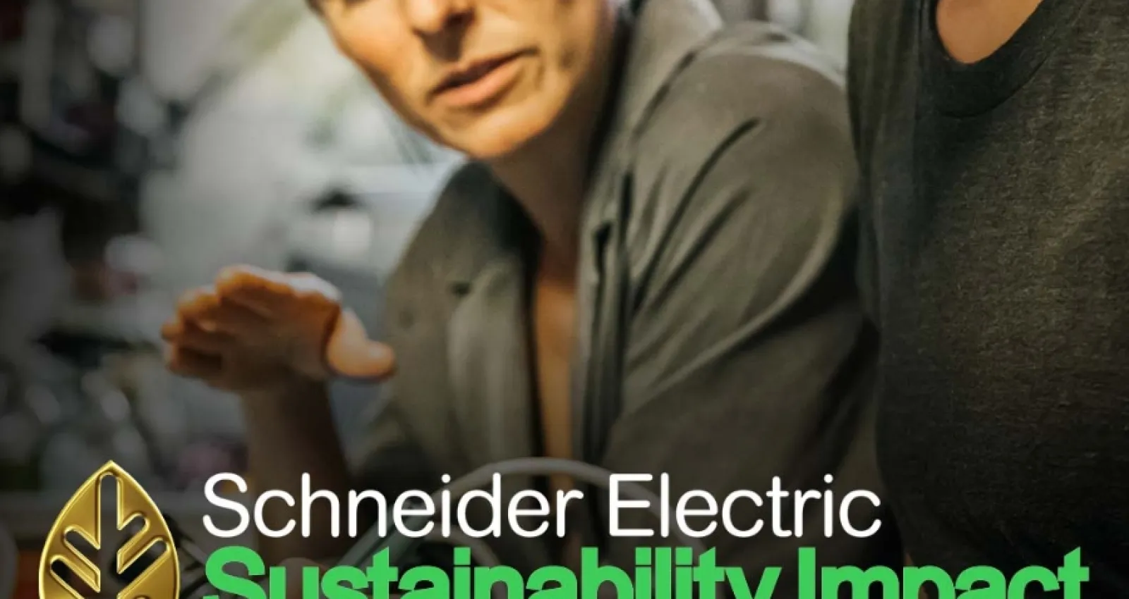 Foto de dos mujeres hablando con un texto que anuncia el premio de Schneider Electric