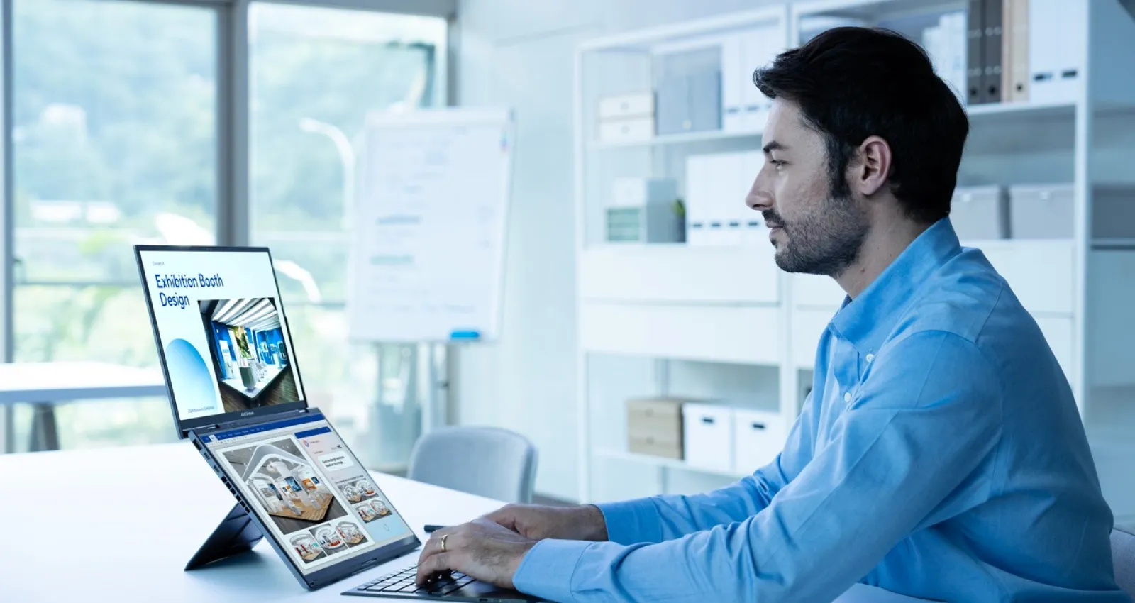 Foto de una persona trabajando en dos tablets