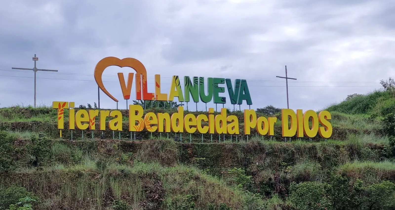 Una cartel encima de un acantilado 