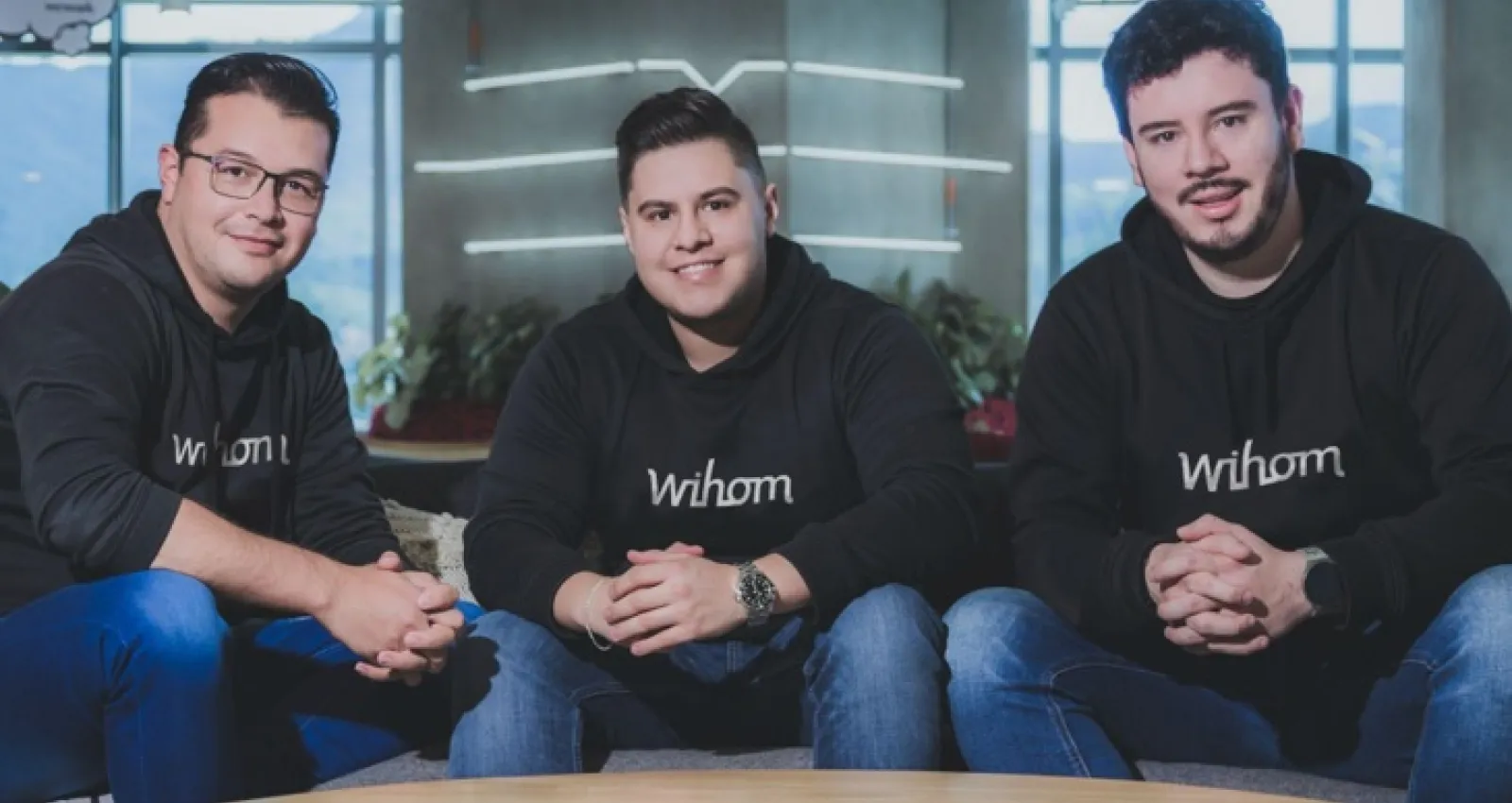 Tres personas sentadas