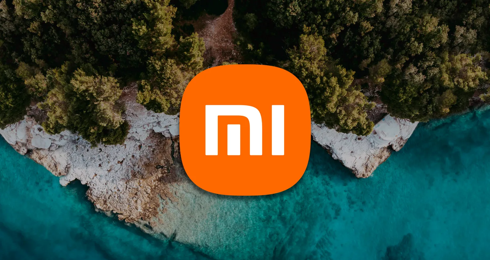Logo de la marca con un fondo de playa