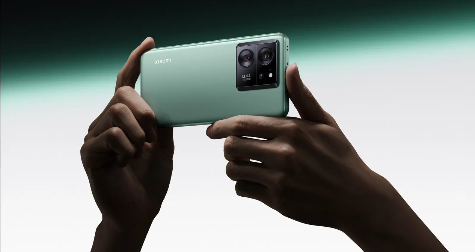 Foto de un celular verde en formato horizontal
