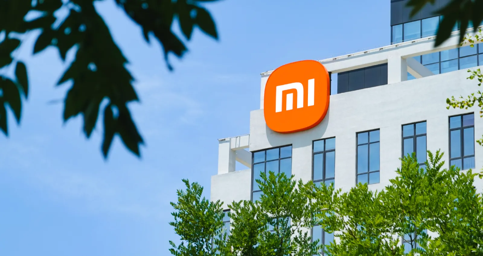 Un edificio con su logo en la esquina 