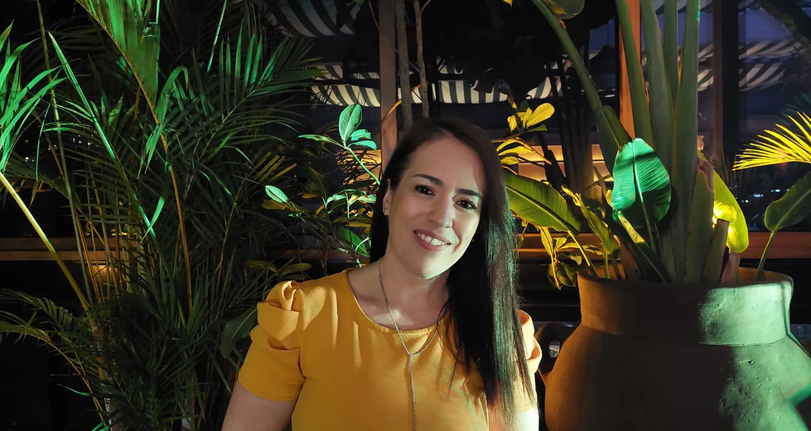 Fotografía de mujer con camiseta amarilla