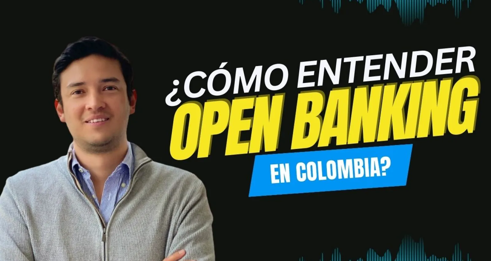 Hombre sonriendo a la cámara con letreros al costado derecho