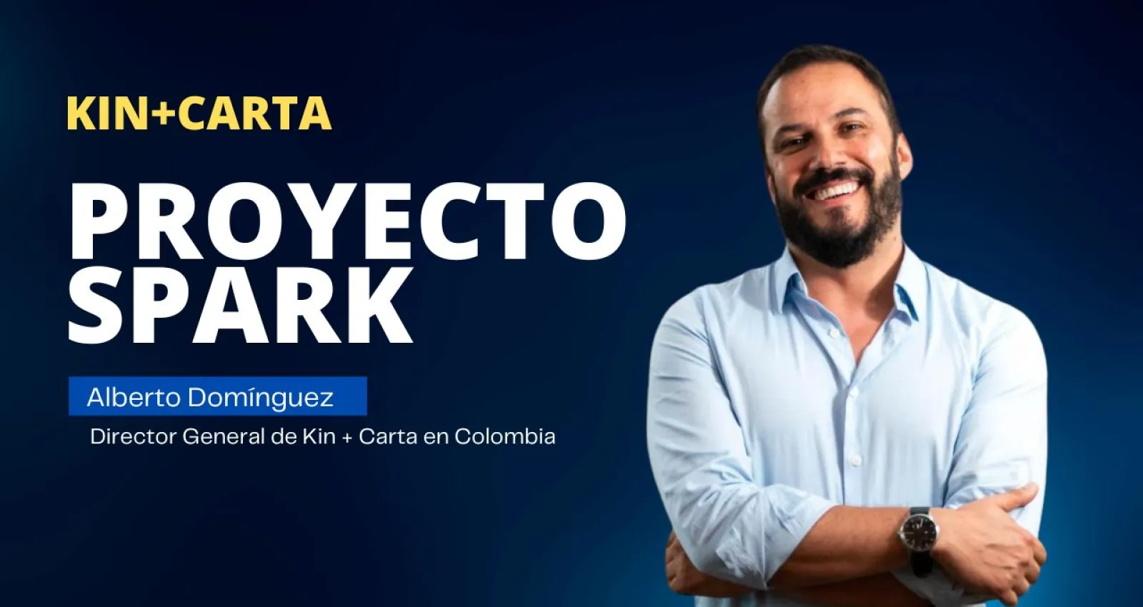 Un hombre sonriendo a la cámara