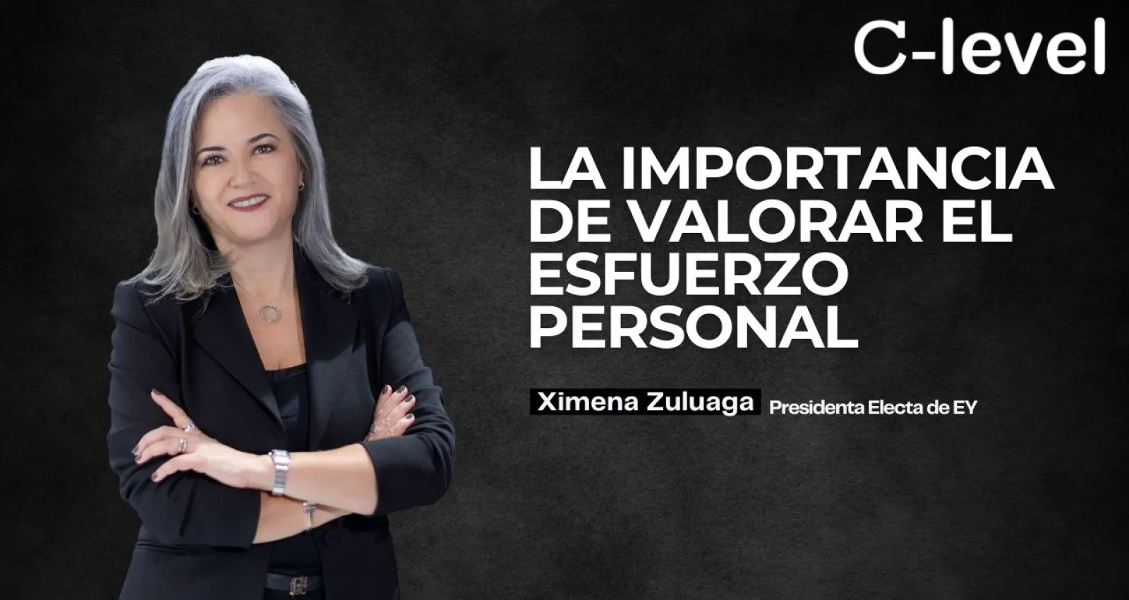 Foto propia de una mujer con las manos cruzadas sobre un fondo negro