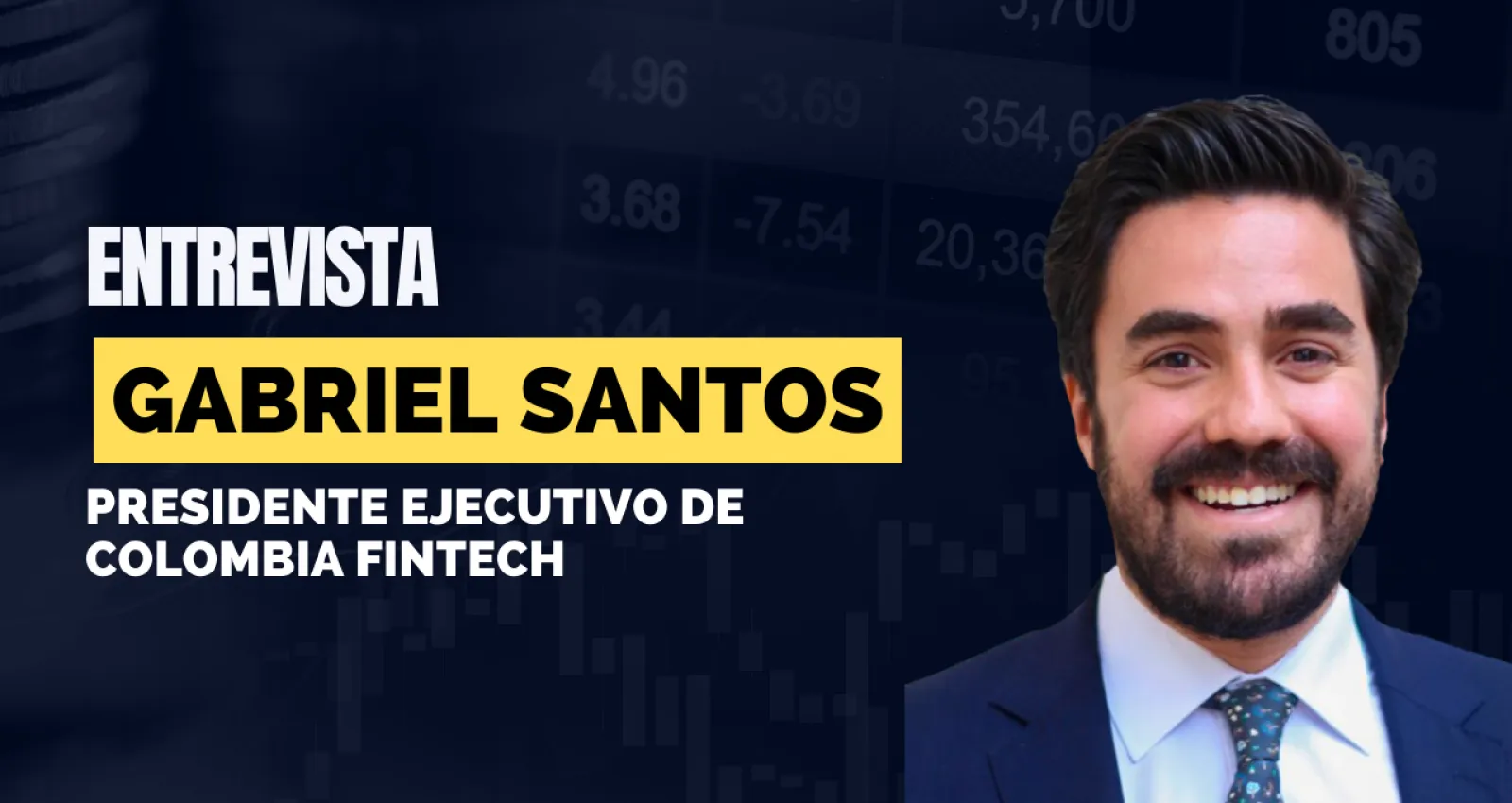 Foto de una persona con barba mirando a la cámara con un fondo azul