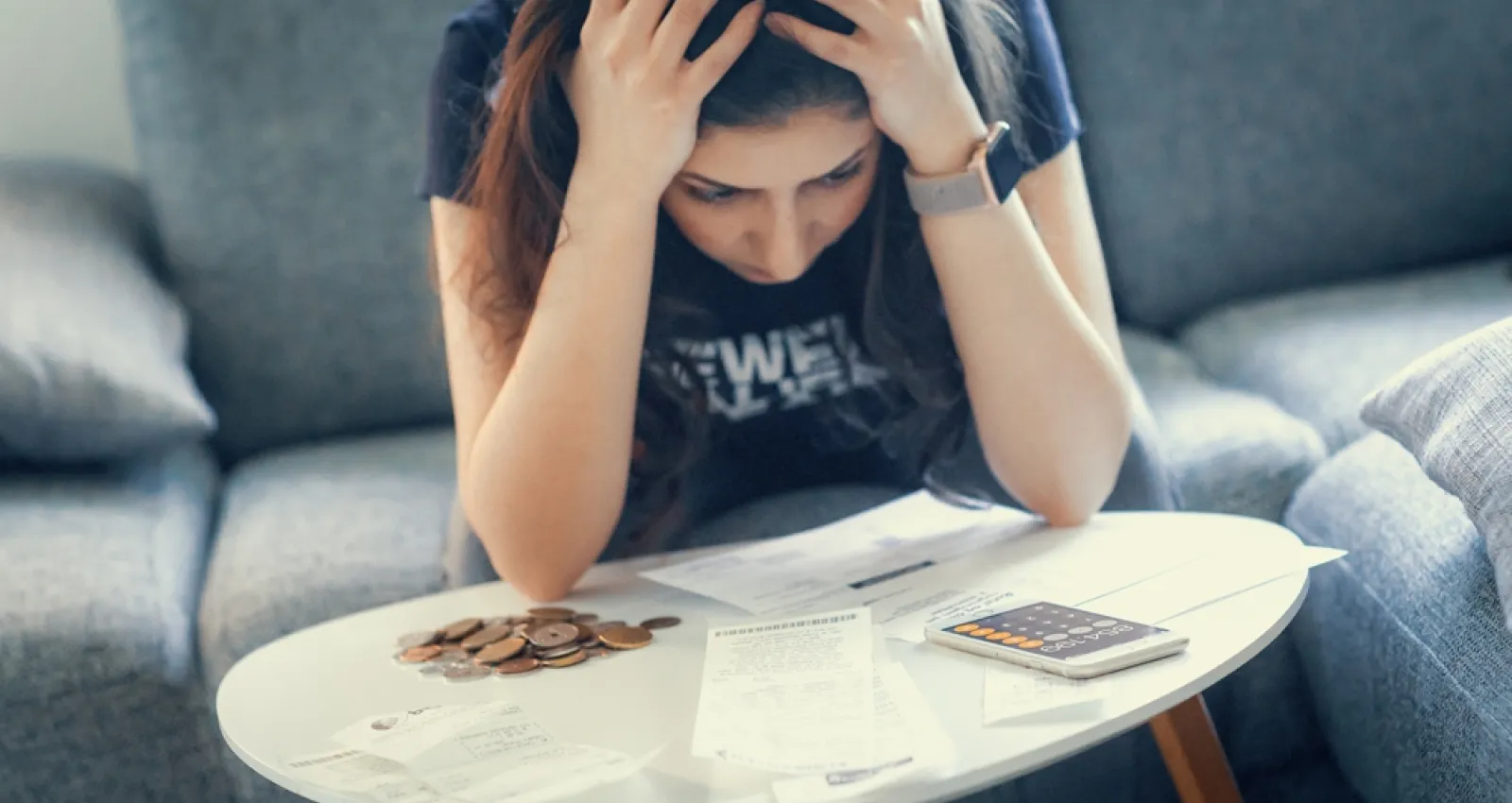 Foto de una mujer con las manos en la cabeza.