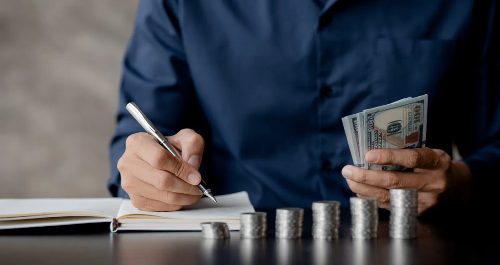 Persona contando dinero