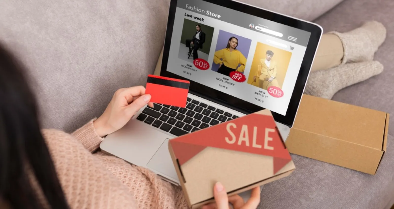Foto de una mujer comprando por un pc