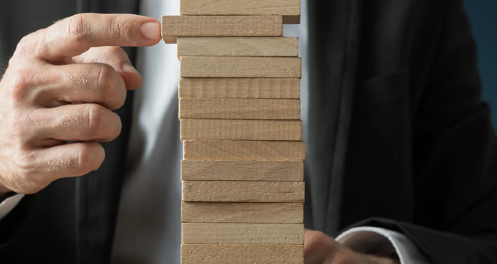 Representación de un hombre utilizando piezas del juego jenga