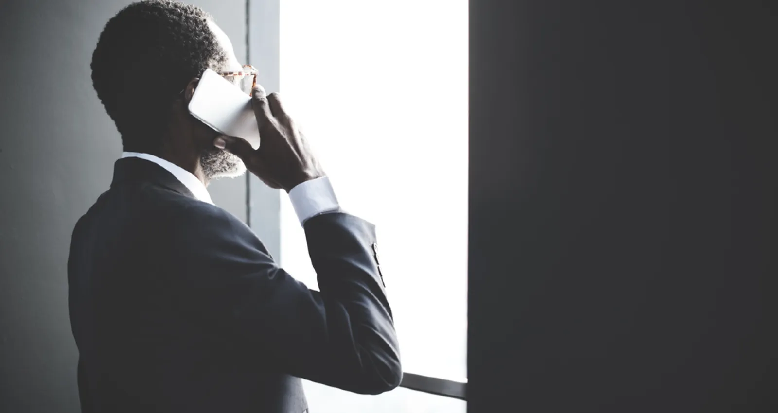 Hombre de negocios afro de espaldas