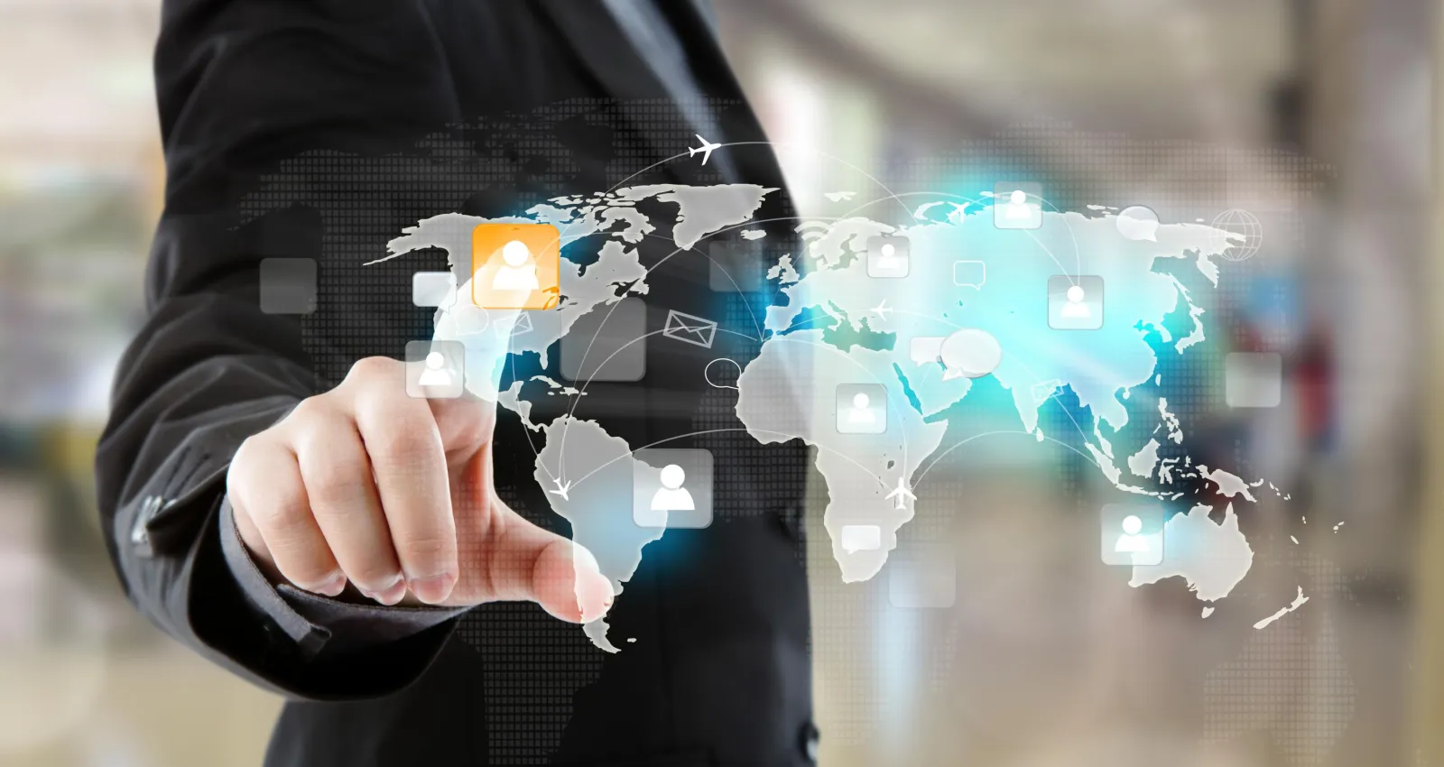 una persona señalando un mapa digital