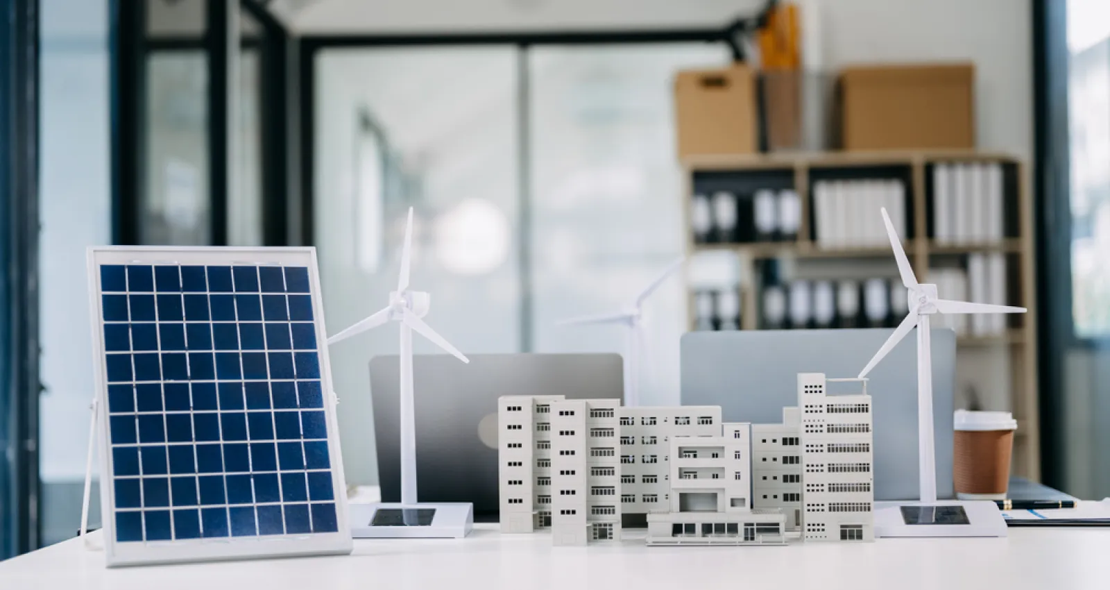 Foto de maqueta de planta con energía electrica