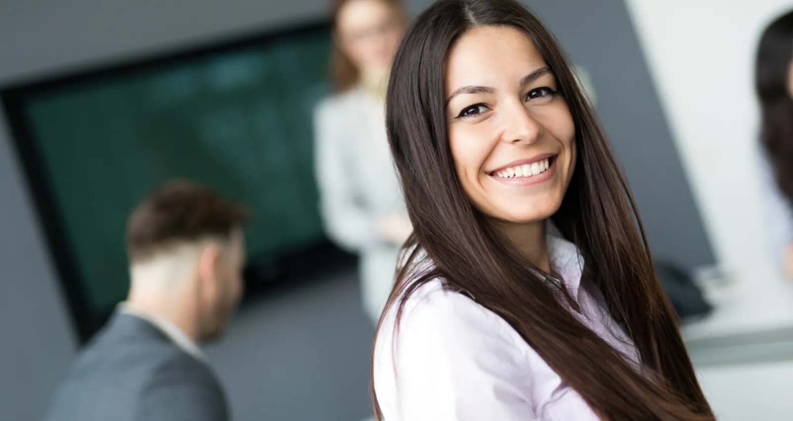 Mujer sonriendo a la cámara