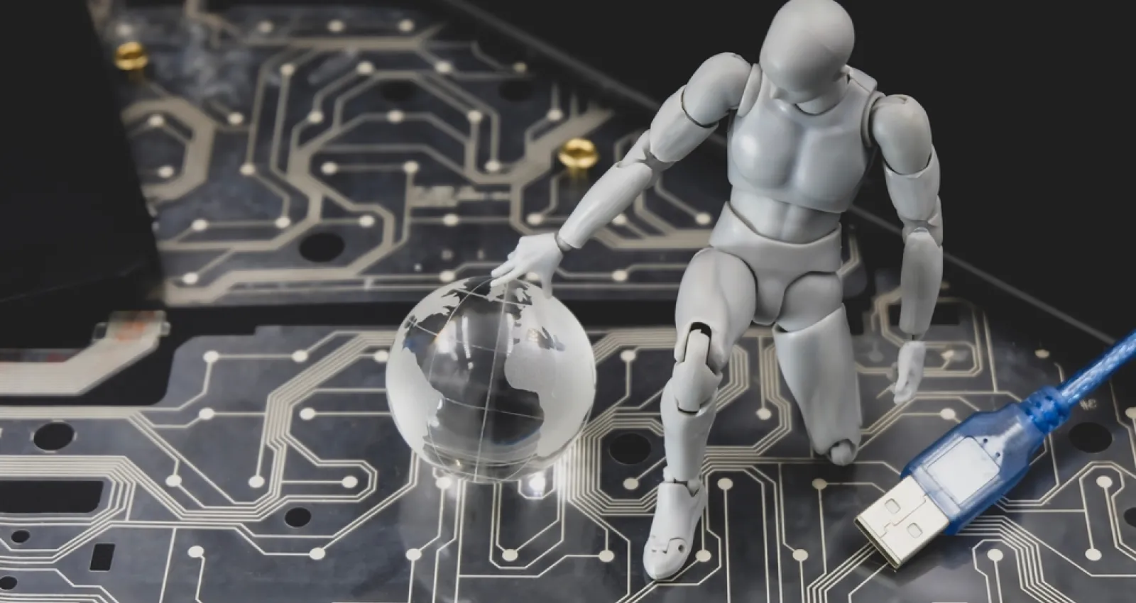 ciberseguridad reresentada en un robot blanco con un mundo en su mano