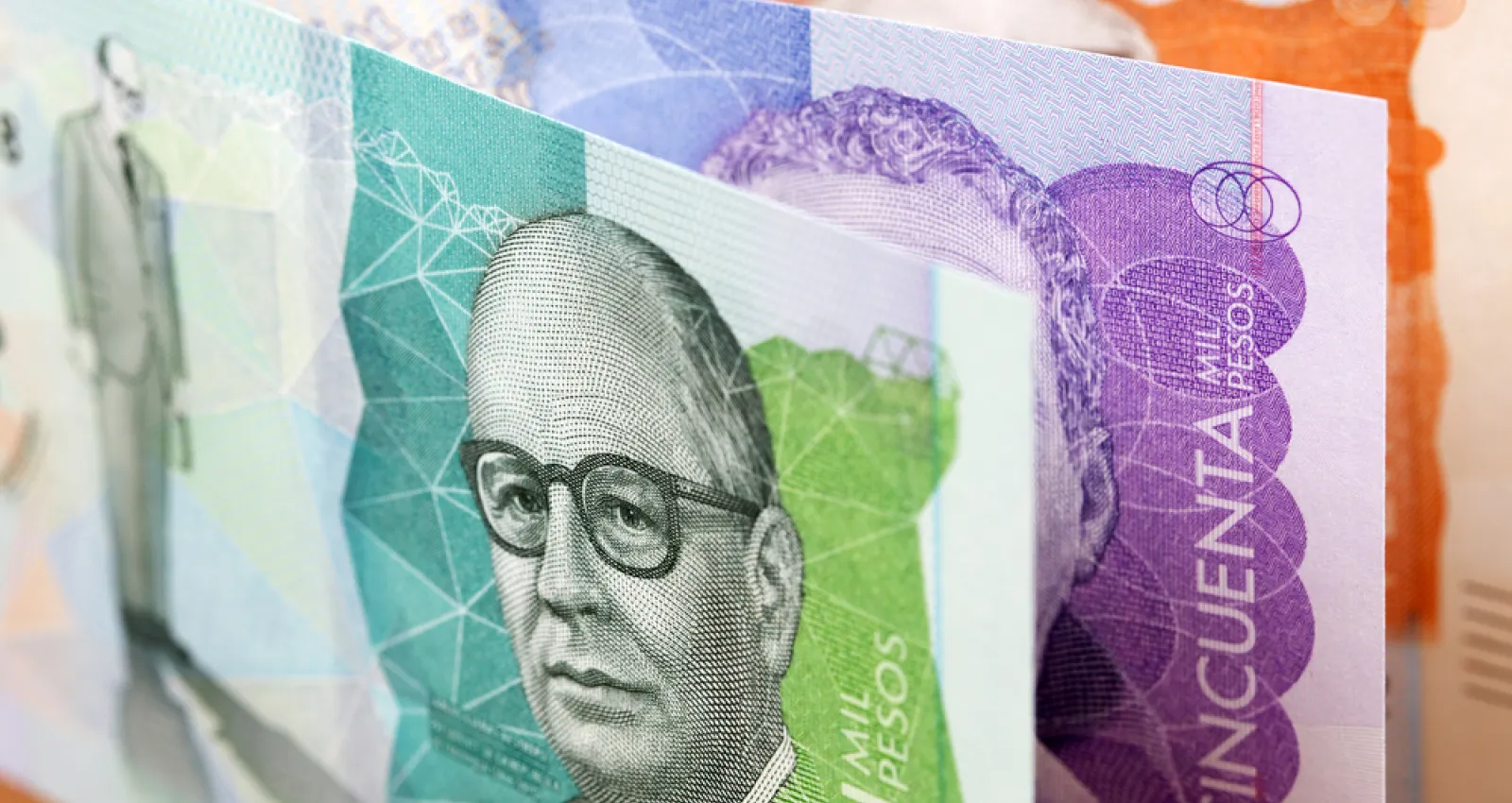Representación de billetes colombianos