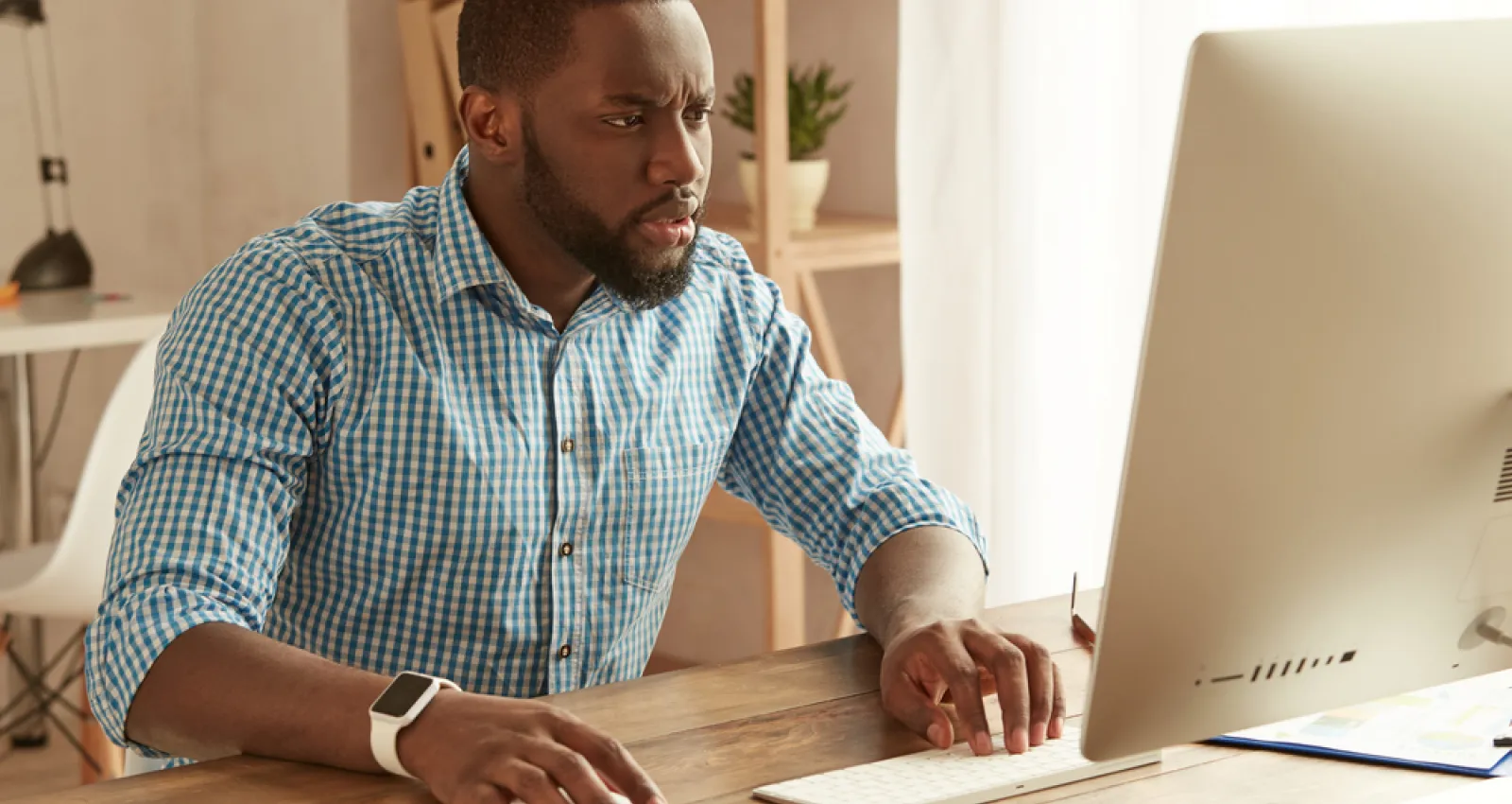 Persona buscando trabajo en internet