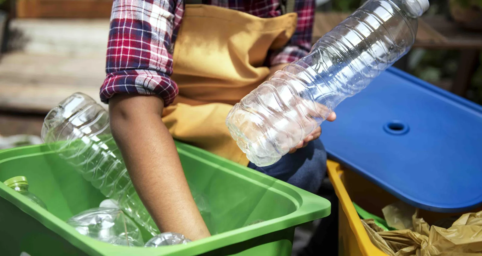 reciclando botellas de plastico
