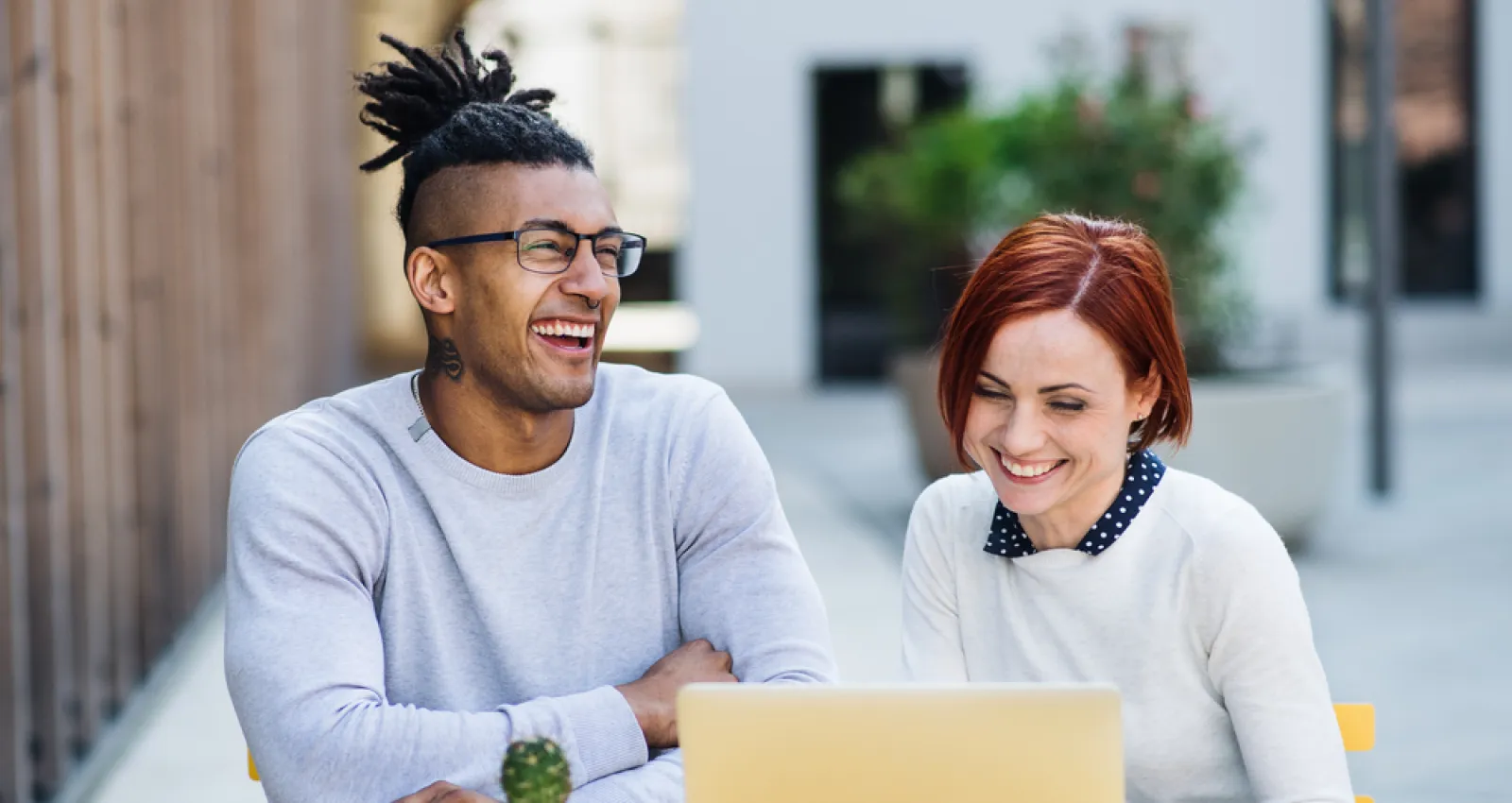 dos personas reunidas frente a un pc