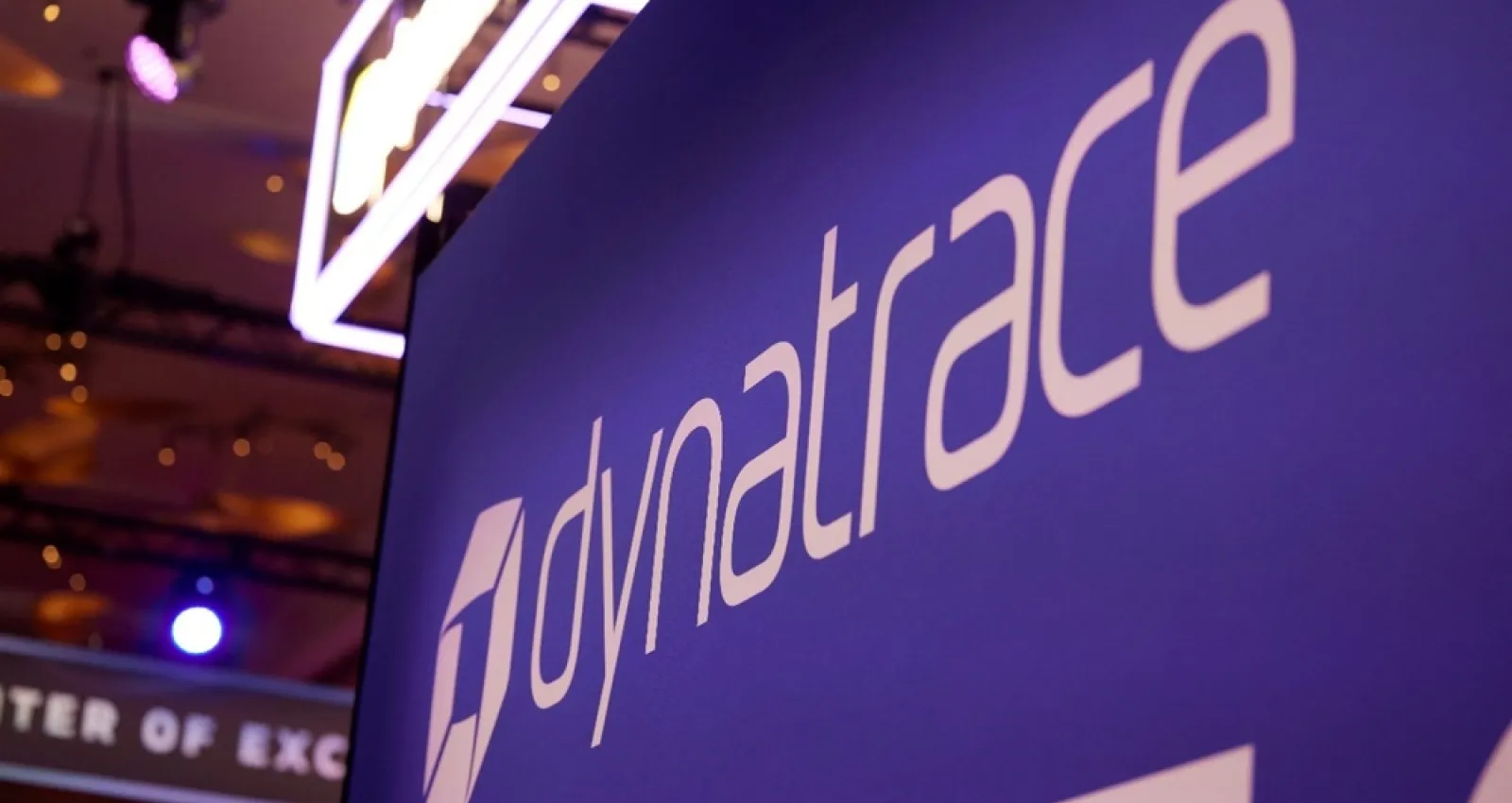 Foto del logo de dynatrace con fondo morado