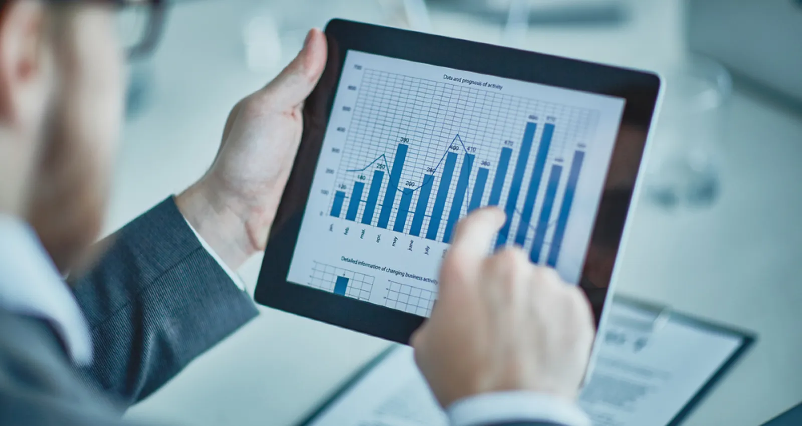 Hombre mirando el crecimiento de una gráfica en la tablet
