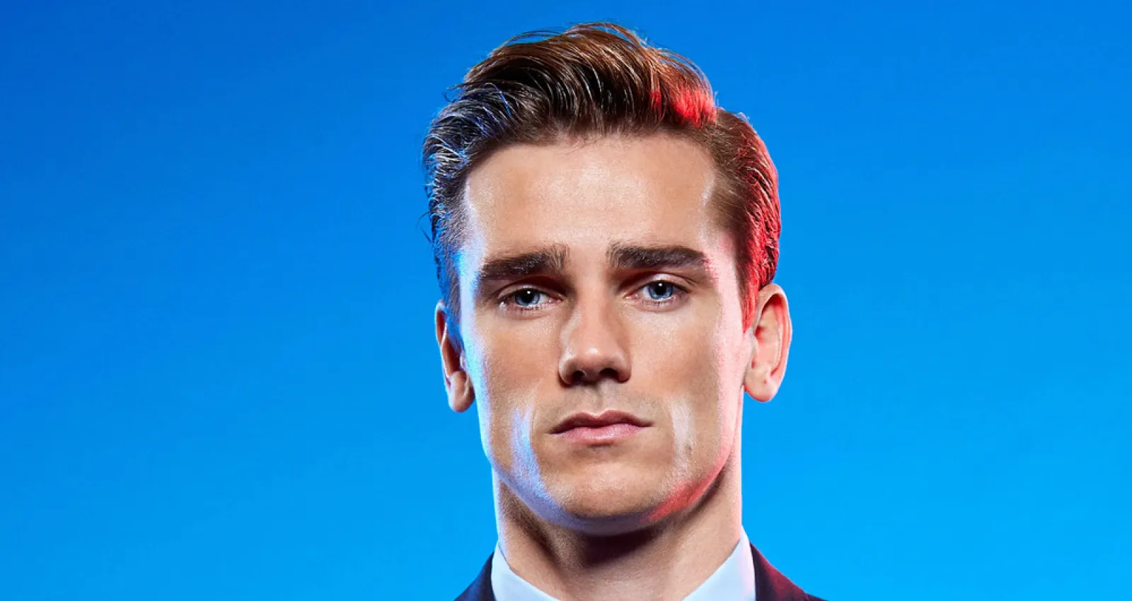 Foto de una foto de antoine griezmann con fondo azul de fondo