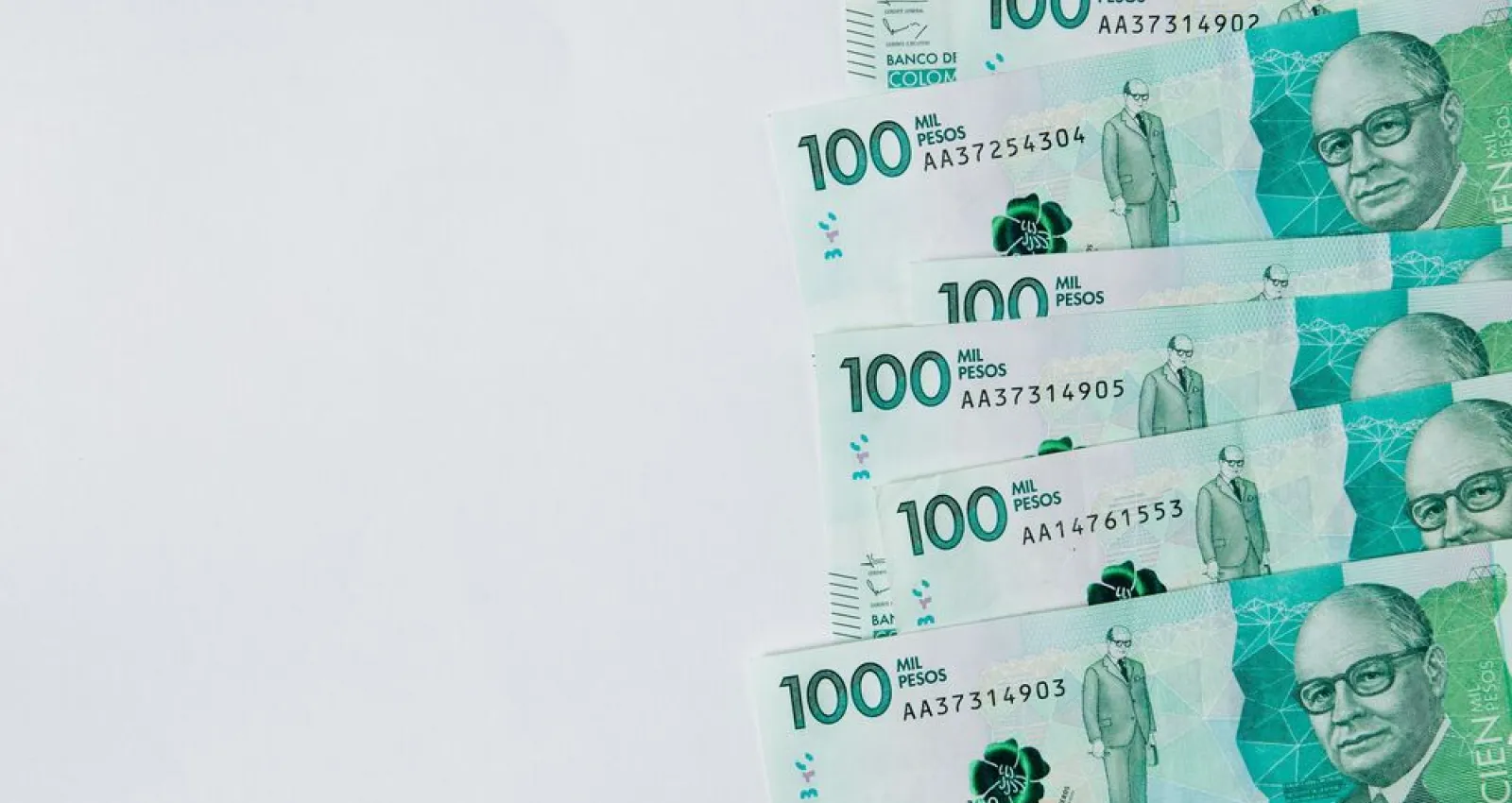 foto de billetes de 100 mil pesos organizados en la parte derecha de la pantalla