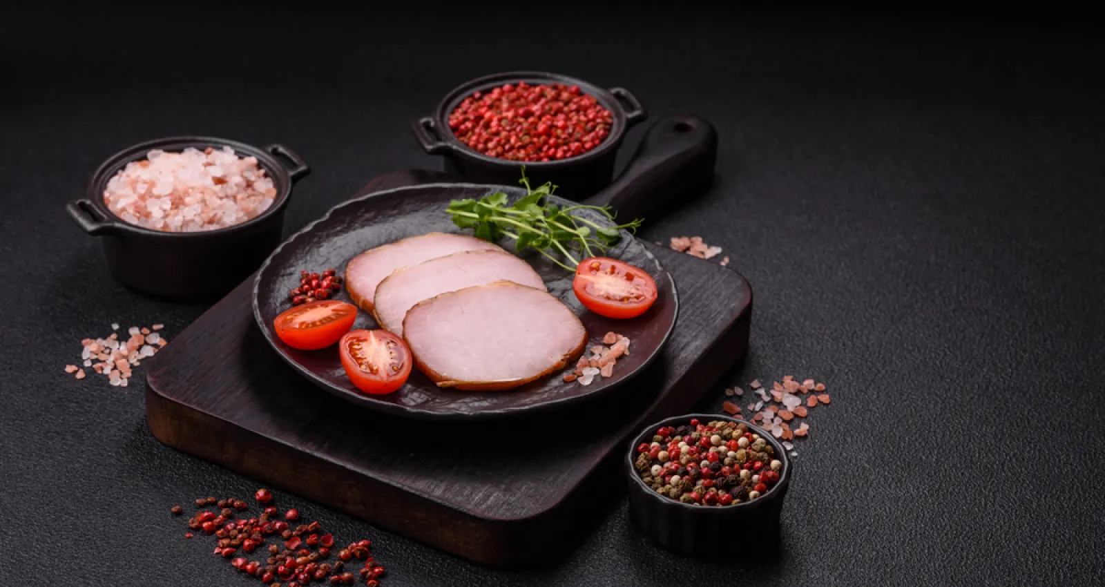 foto de carne sobre un plato y fondo negro