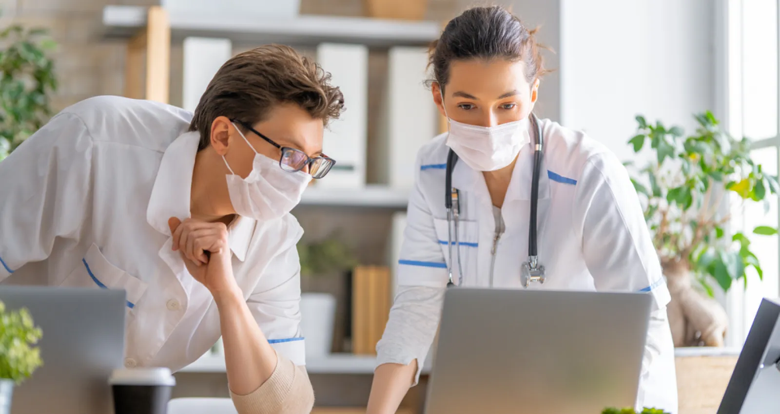 foto de dos doctores mirando un computador