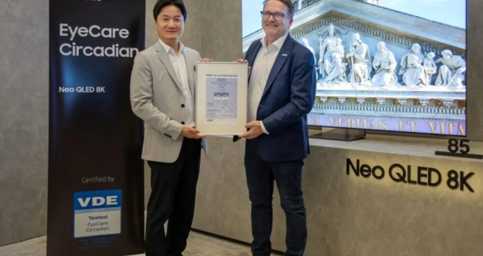 foto de dos personas con un diploma en mano