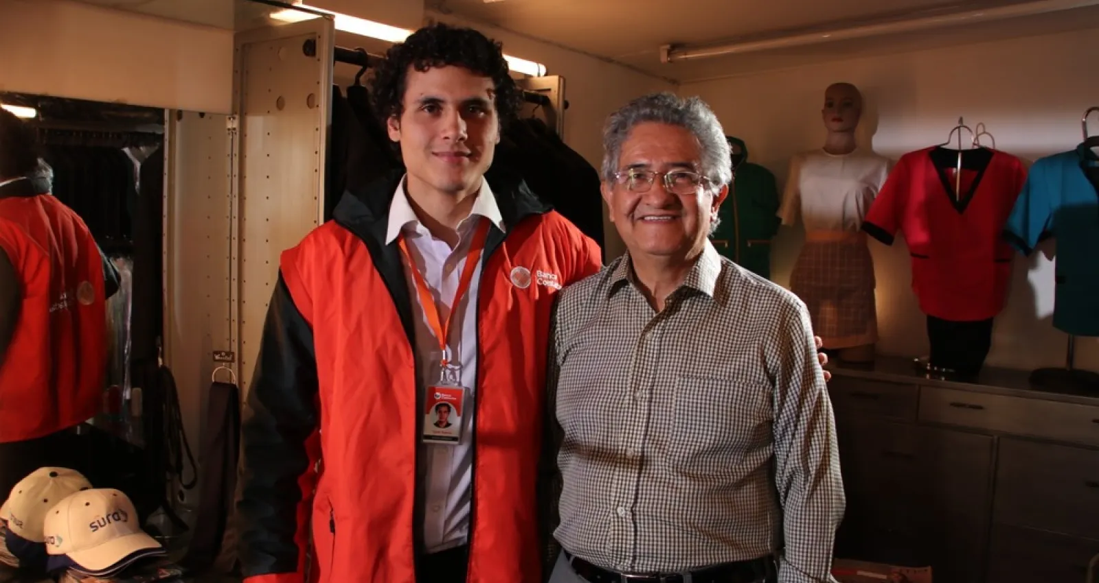 foto de dos personas posando frente a la cámara