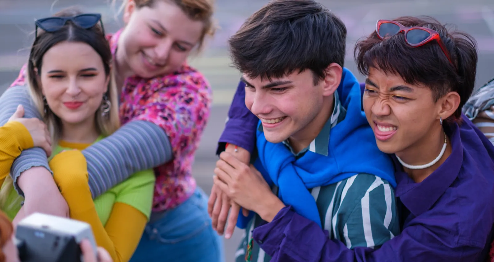 foto de jóvenes abrazados