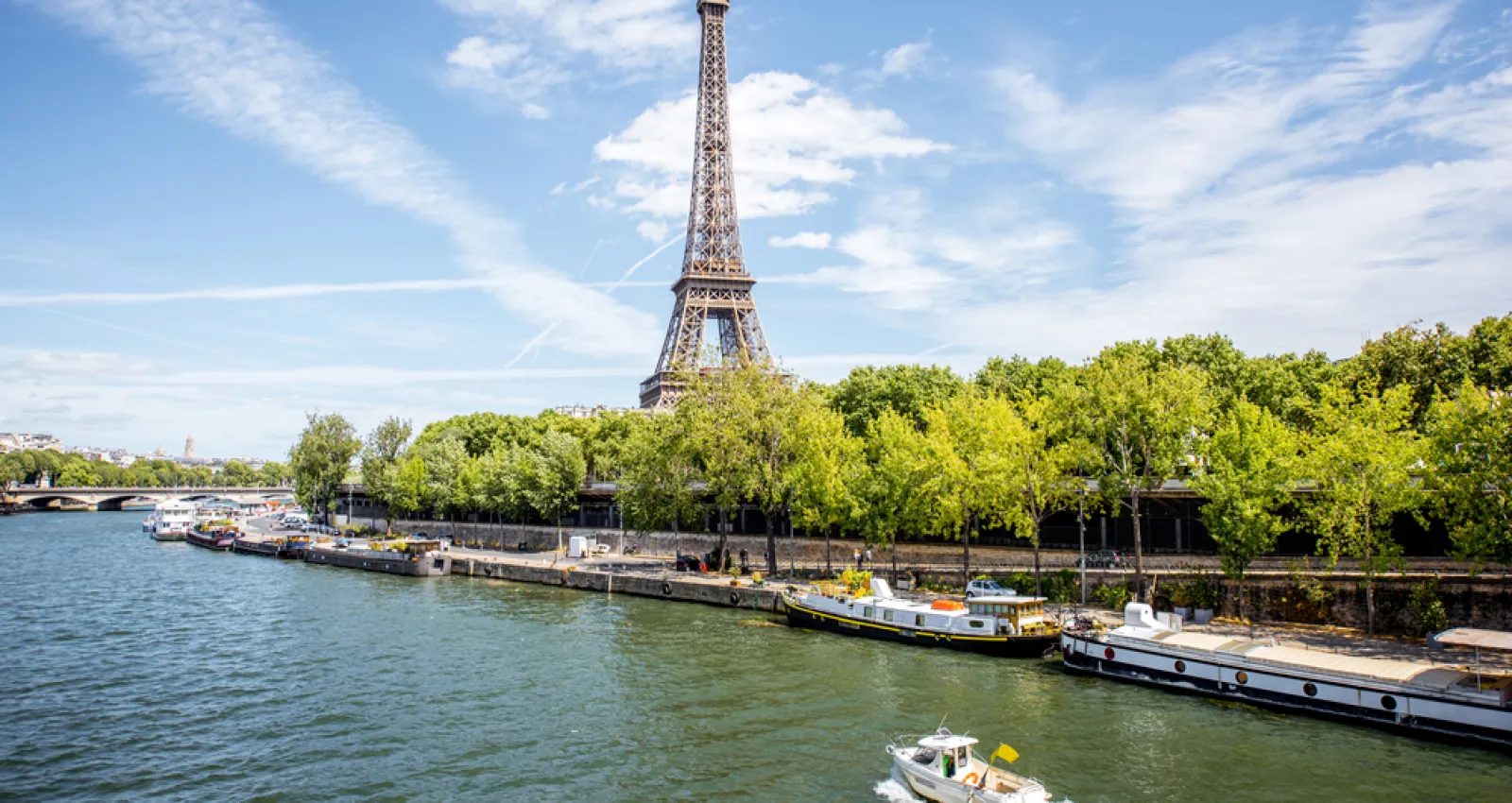 foto de la torre eiffel desde el rio sena