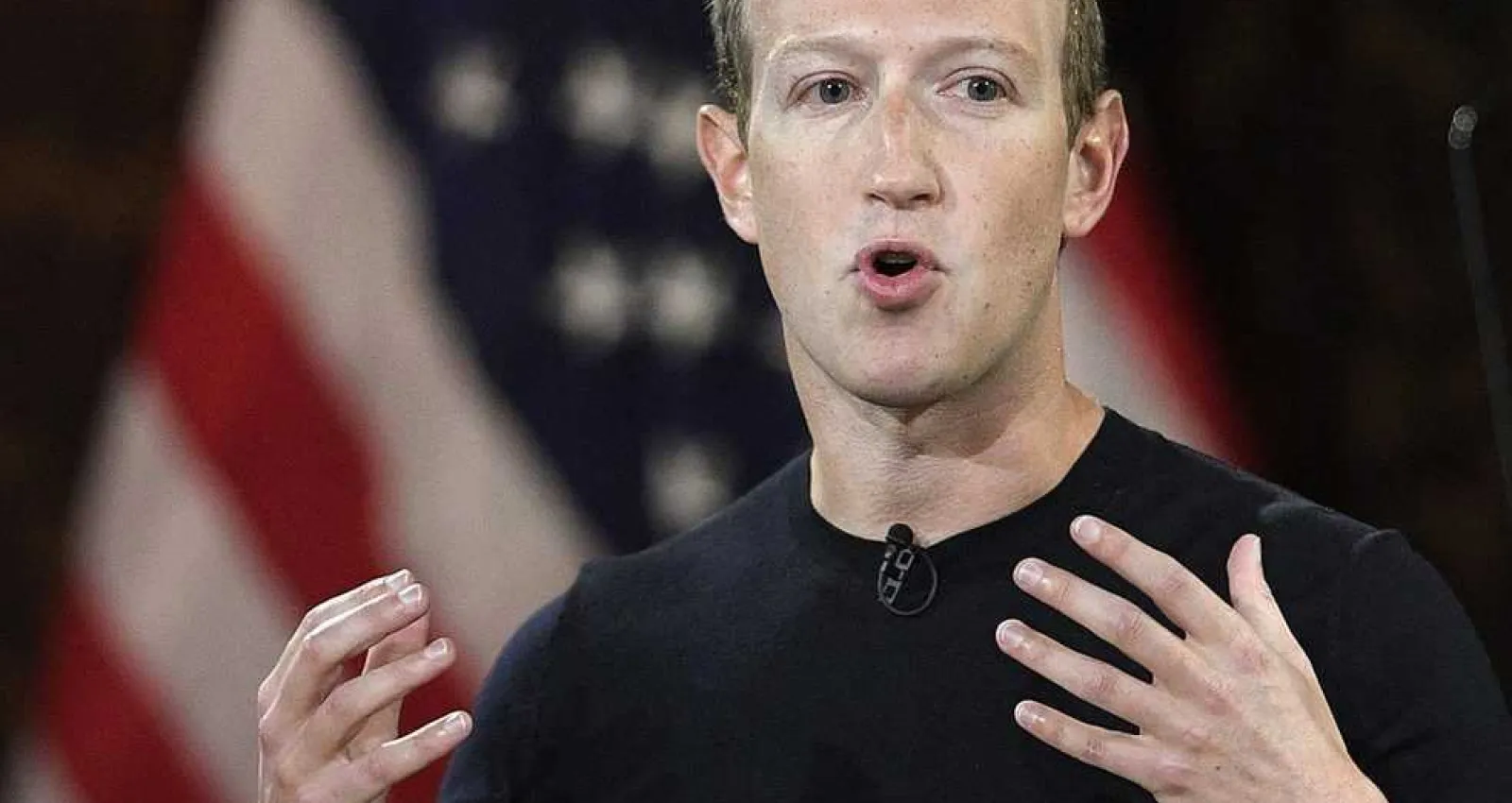 foto de mark zuckerberg con bandera de estados unidos de fondo
