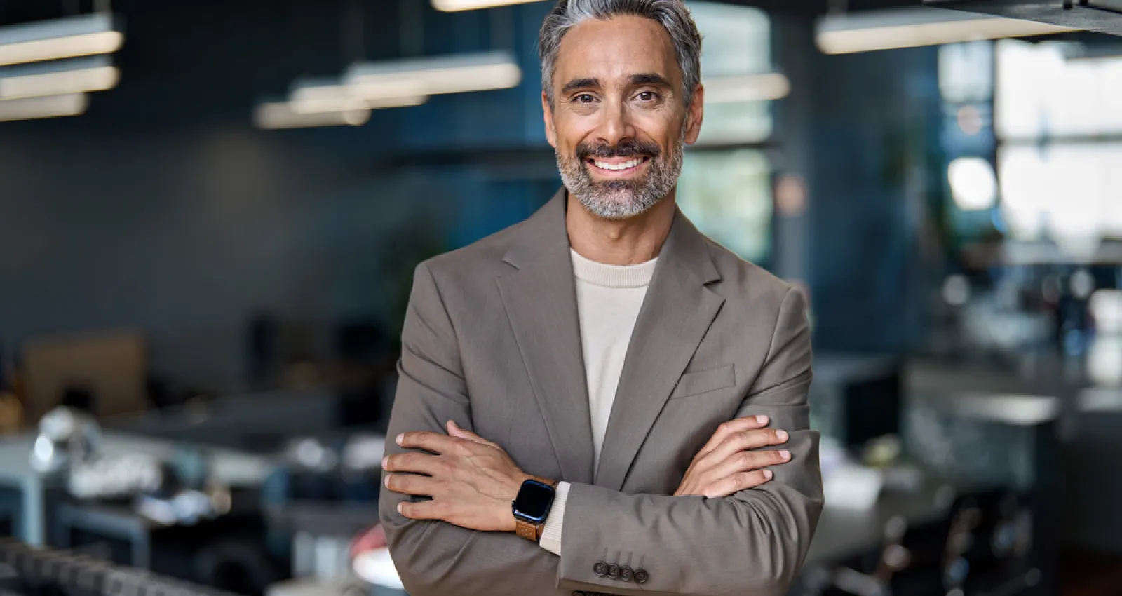 foto de un ceo frente a la cámra con brazos cruzados