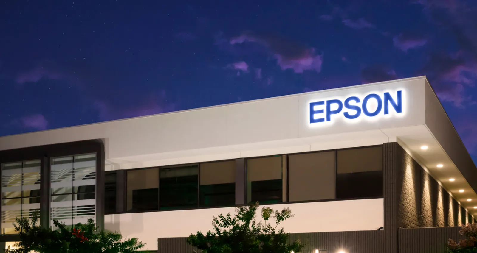 foto de un edificio blanco con las letras que dicen epson