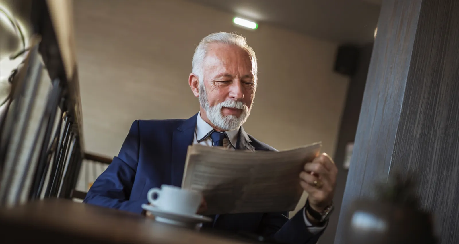 foto de un señor de edad leyendo un periódico