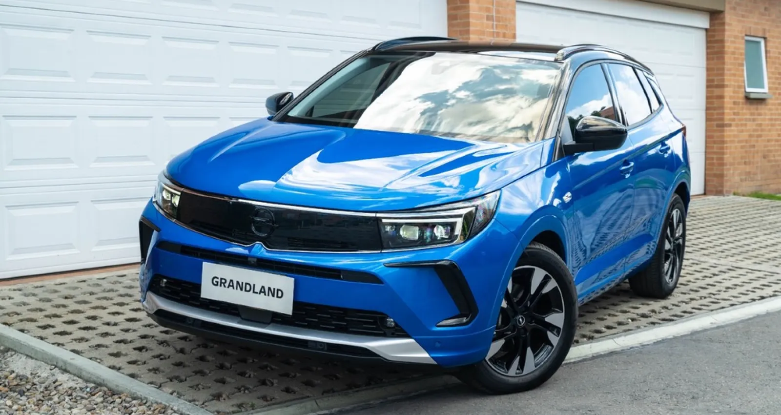 foto de una camioneta opel azul